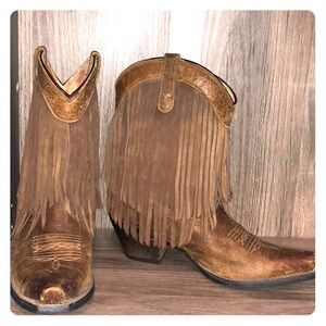 Short top fringe boots